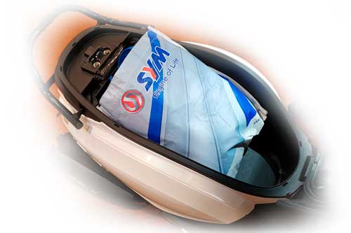 Spacious under seat storage box to store your valuable things while commuting around the city.
